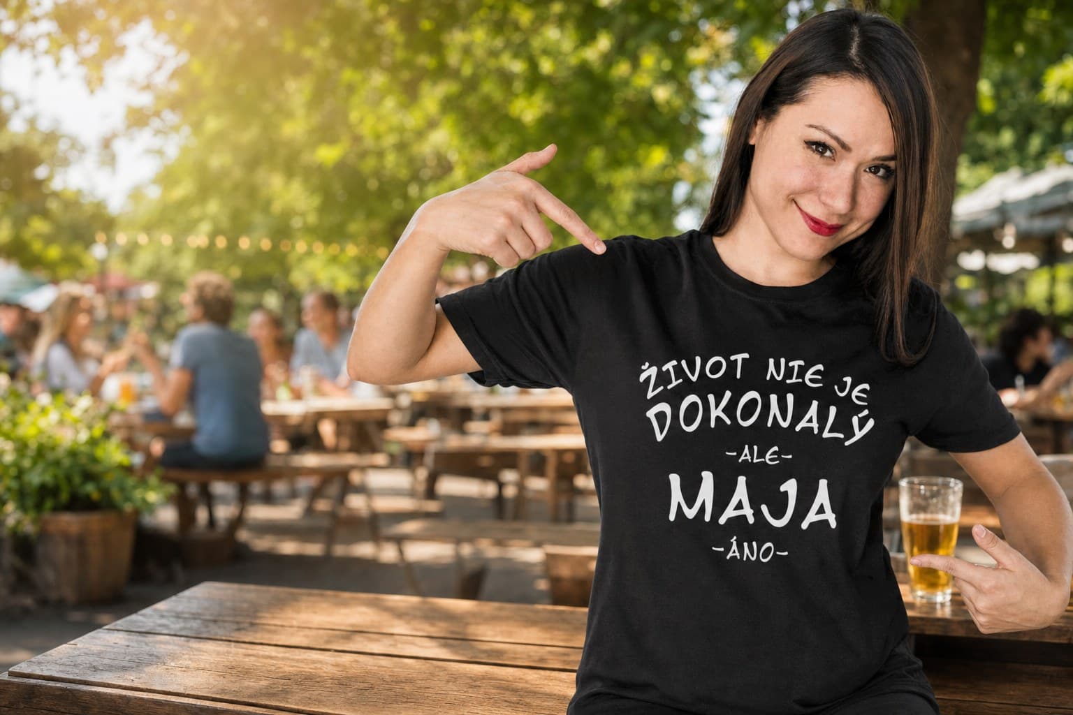 Turista v horách v najpredávanejšom tričku Top-tricka.sk