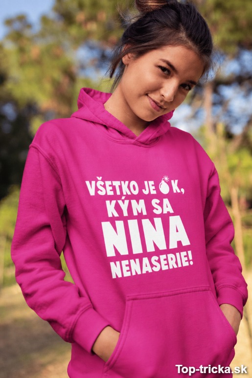 Vtipná mikina všetko je ok s ľubovoľným menom