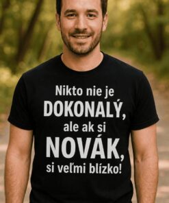 Vtipné tričko dokonalý s ľubovoľným priezviskom
