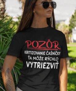 Vtipné tričko pozor kritika čašníčky