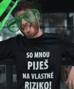 Vtipné tričko so mnou piješ na vlastné riziko