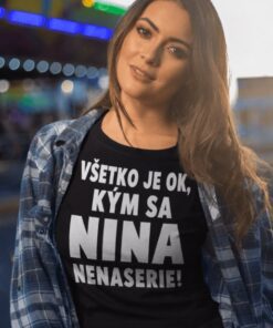 Vtipné tričko všetko je ok s ľubovoľným menom