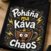 Poháňa ma káva a chaos – vtipné tričko s kávou, bleskami a chaotickým nápisom na tmavom podklade