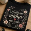 Dámske tričko s nápisom Najlepšia mama na svete, jemnými kvetmi a malým červeným srdcom na tmavom podklade.