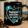 Mug s nápisom Najlepšia sestrička na svete v minimalistickom nemocničnom dizajne s EKG líniou a srdcom, vhodný ako darček pre zdravotnú sestru.
