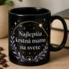 Elegantný darčekový hrnček pre krstnú mamu s nápisom Najlepšia krstná mama na svete, doplnený jemnou paličkou a hviezdnymi trblietkami v lila a zlatej.
