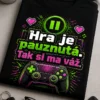 Gamer tričko s výrazným pixelovým pauzovým symbolom, herným ovládačom a nápisom Hra je pauznutá. Tak si ma váž.