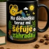 Hrnček s textom Na dôchodku: teraz mi šéfuje záhrada v zelenej a žltej grafike so zálievkou na slovo šéfuje.