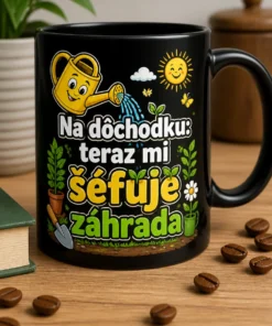 Hrnček s textom Na dôchodku: teraz mi šéfuje záhrada v zelenej a žltej grafike so zálievkou na slovo šéfuje.