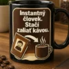 Mug s potlačou Instantný človek. Stačí zaliať kávou., minimalistický retro dizajn s kávovým vtipom