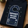 Tmavomodré introvert tričko s nápisom „Introvert. Nerušiť, prosím.“ a minimalistickým door hanger motívom s mesiacom a hviezdami.