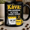 Čierny, biely a žltý hrnček s nápisom Káva: lebo pondelok sa vracia každý týždeň, kalendárom s mrzutou tvárou a šálkou kávy.