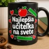 Mug s nápisom Najlepšia učiteľka na svete, doplnený o červené jabĺčko, pravítko a srdiečka v červeno-zeleno-bielej školskej grafike.