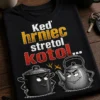 Sarkastické tričko s nápisom Keď hrniec stretol kotol... a minimalistickou ilustráciou hrnca a kotla v typografickom dizajne