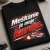 T-shirt s nápisom Meškanie je moje kardio. – vtipný typografický dizajn v červeno-bielej farbe so športovým pohybom a malou teniskou ikonou
