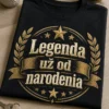 Vintage narodeninové tričko s nápisom Legenda už od narodenia, zlatým odtlačkom, vavrínmi a hviezdami na tmavom podklade.