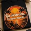 Retirement tričko s plážovým kruhovým motívom, palmami pri západe slnka a textom Na dôchodku. Konečne sloboda.