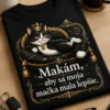 Sarcastické luxusné tričko s mačkou s korunou na elegantnom vankúši a nápisom Makám, aby sa moja mačka mala lepšie.