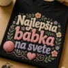 Tričko pre babku s nápisom Najlepšia babka na svete, veľkým pleteným letteringom, klbkom priadze a jemnými kvetmi v jemných pastelových farbách.