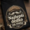 Vintage tričko pre dedka s nápisom Najlepší dedko na svete, fúzmi a čiapkou v retro odznaku