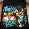 Tričko s nápisom Načo terapia? Mám psa., veselým kresleným psom a labkami v hravom dizajne pre milovníkov psov.