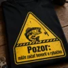 Tričko s rybárskym varovným trojuholníkom a textom Pozor: môže začať hovoriť o rybačke