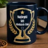 Minimalistický kancelársky motív s trofejou, kravatou, hviezdou a textom Najlepší šéf všetkých čias v navy a zlatej.