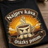 Tričko s kávou a nápisom Najprv káva. Otázky potom. s horúcim hrnčekom a rannými lúčmi