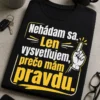 Tričko s nápisom Nehádam sa. Len vysvetľujem, prečo mám pravdu. Stacked bold typografia s bielym a žltým potlačou, moderný vtipný dizajn pre dospelých.