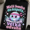 Tričko s nápisom Malá bomba do kúpeľa, veľká odvaha a vtipnou grafikou odvážnej kúpeľovej bomby