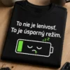 Tričko s potlačou s nápisom To nie je lenivosť. To je úsporný režim. a ikonou batérie na 5 percentách v zeleno-bielej grafike na tmavom podklade