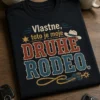 Vtipné tričko s nápisom Vlastne, toto je moje druhé rodeo. Stredový westernový typografický dizajn s jemnými rodeo prvkami.