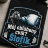 Vtipné tričko do fitka s nápisom Môj obľúbený cvik? Šlofík. a grafikou jednoručky meniacej sa na vankúš.