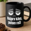 Minimalistický vtipný hrnček s ospalými polootvorenými očami a textom Najprv káva, potom reči v sivej a bielej potlači