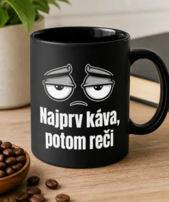 Minimalistický vtipný hrnček s ospalými polootvorenými očami a textom Najprv káva, potom reči v sivej a bielej potlači