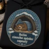 Hoodie so zimným badge motívom spiacieho medveďa v jaskyni a sloganom Režim zimného spánku: zapnutý